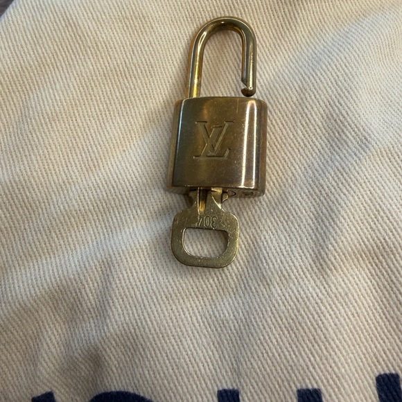 Louis Vuitton Monogram Speedy 25 Handbag - Picture 10 of 11